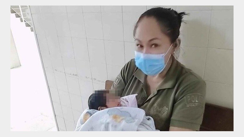 Una sargento se encargó del cuidado de la bebé y la amamantó.(Facebook Policía Bolivia)