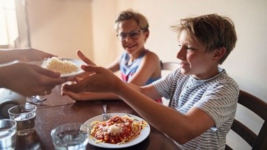 ¿Comer mucho queso puede estreñir a los niños?