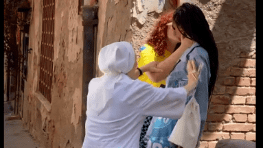 Monja separa a dos mujeres besándose en una calle de Italia: “¡Es el diablo!”