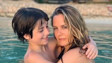 Actriz Alicia Silverstone revela que aún duerme en la misma cama con su hijo de 11 años