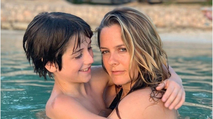 Alicia Silverstone confesó que aún duerme con su hijo Bear de 11 años.(Instagram)