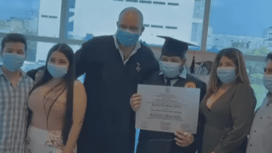 Rector lleva título a joven con leucemia que no pudo asistir a su graduación por ser hospitalizado