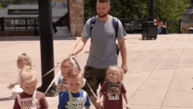 Critican a un padre que salió a pasear con sus cinco hijos con correa: 