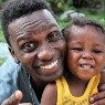 Encuentra bebé en un contenedor de basura durante sus vacaciones en Haití y decide adoptarlo
