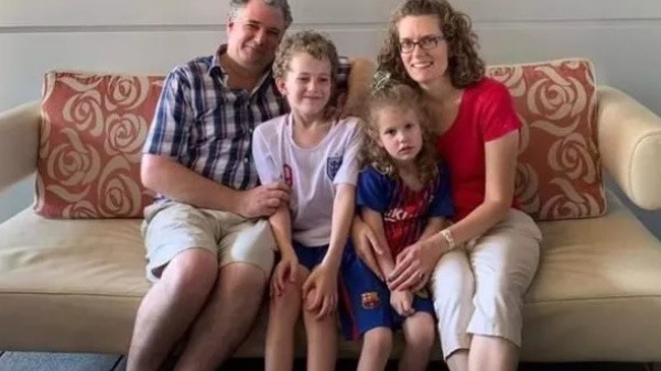 Madre pierde la vida durante un vuelo a Reino Unido mientras dormía; viajaba con su familia