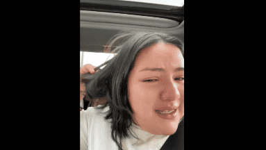  VIDEO: Joven llora tras salir de la peluquería con un “terrible corte de cabello”
