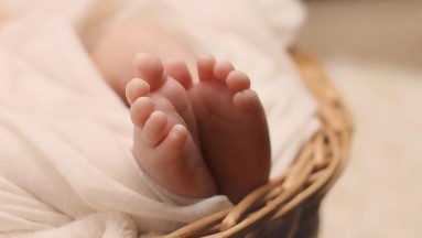 Mueren cinco bebés sospechosamente en hospital argentino; familias buscan justicia