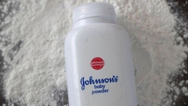 Johnson & Johnson suspende la venta de talcos en todo el mundo; demandas a la empresa dicen que causa cáncer
