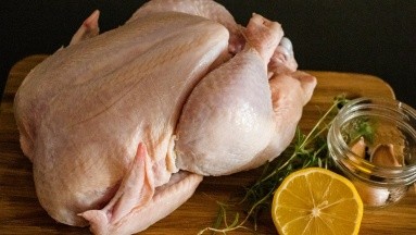 ¿Por qué lavar el pollo crudo es riesgoso para la salud?