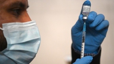 Primera vacuna contra el Covid-19 y variante ómicron aprobada en Reino Unido