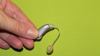 FDA aprueba que los aparatos auditivos puedan comprarse en EU sin receta médica