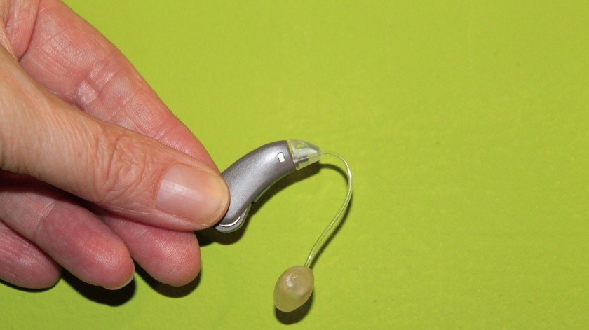 Los aparatos auditivos en EU podrán comprarse sin receta médica dentro de dos meses.(Pixabay)