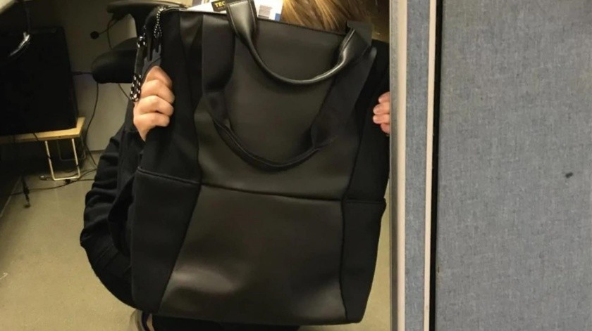 Aumentan búsquedas de mochilas antibalas en EU(Fotografía sin fecha cedida por The Home Security Superstore que muestra a una persona detrás de una mochila antibalas. Fuente EFE)