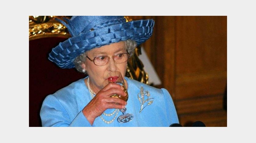 La reina Isabel II come el mismo sándwich desde los 5 años.(Reuters)