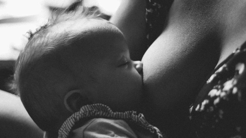 La lactancia es clave en el crecimiento del bebé(UNSPLASH)