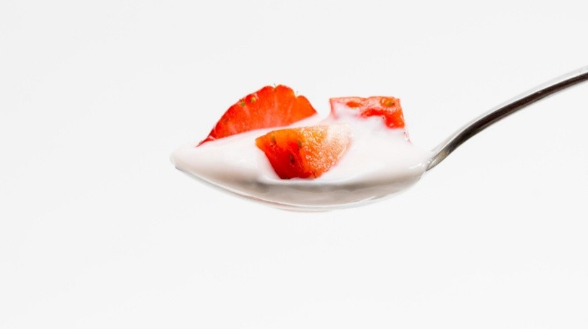 El yogurt bajo en grasas puede ayudar a las personas con gastritis.(Pixabay)