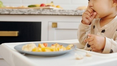 Bebé murió tras ser alimentado solo con frutas y verduras: ¿Es sano esta dieta en niños?