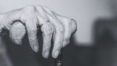 Intoxicación: Mujer de 93 años muere luego de que le sirvieran jabón para trastes en centro de vida