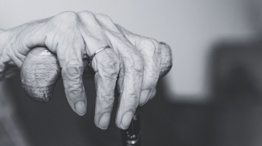 Una mujer de 93 años murió tras recibir jabón para trastes en lugar de jugo en un centro de vida en EU.(Pixabay)
