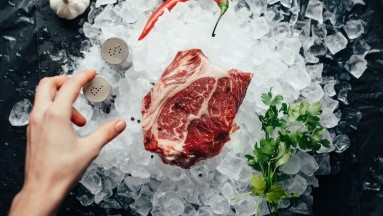 ¿Cómo descongelar la carne rápido y de forma segura?