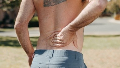 Dolor de espalda: 8 enfermedades que pueden estar detrás de este malestar