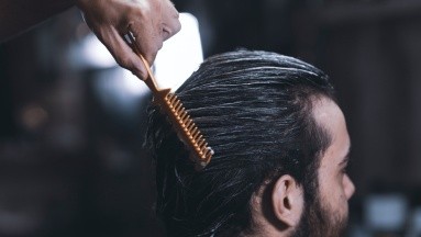 Dieta y shampoos que deberías evitar para revertir la calvicie en hombres, según expertos