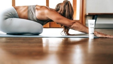Identifica la forma adecuada para estirar antes y después de un entrenamiento