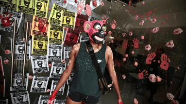 Protesta de activistas LGBTQ+ en México ante viruela del mono “Vacuna sí, viruela no”
