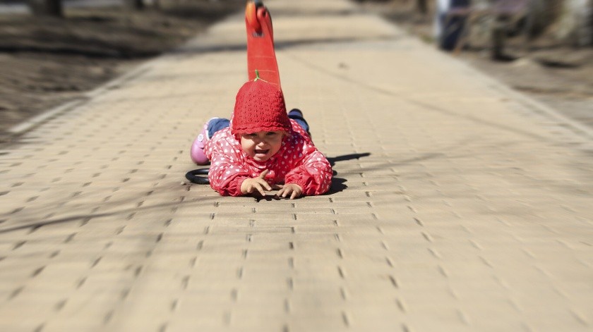 Los niños más pequeños pueden sentir que no se les presta atención cuando se caen,(Bebe y mas.)