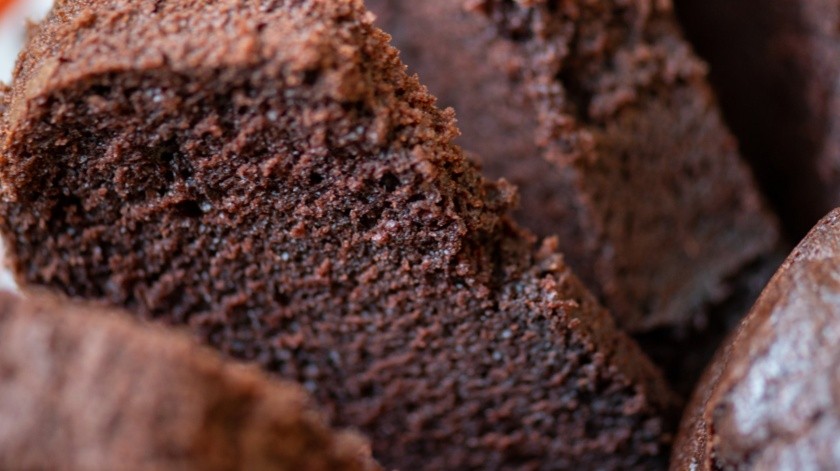 Este pastel de chocolate es una alternativa para ofrecer un postre saludable.(Unsplash)