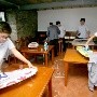 Colegio de España enseña a sus alumnos a lavar, planchar y cocinar