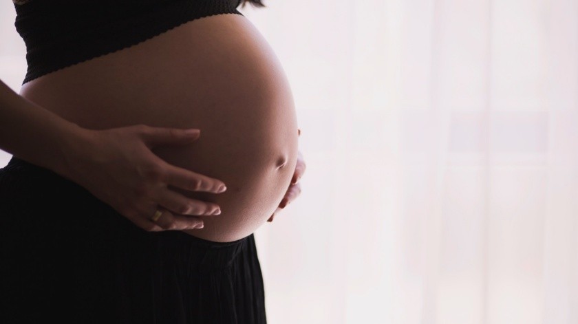 A una mujer embarazada le arrancaron a su bebé del útero.(Pexels)