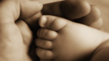 En Londres, bebé recién nacido muere luego que su madre se quedara dormida  en el sofá