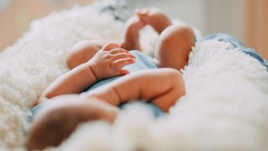 Riesgos de dormir con tu bebé: Acusan a madre por muerte de su hijo al compartir cama