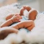 Riesgos de dormir con tu bebé: Acusan a madre por muerte de su hijo al compartir cama