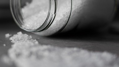 ¿Por qué deberías reducir el consumo de sal si sufres de hipertensión?
