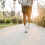 Caminar rápido es igual de importante para la salud que hacer 10 mil pasos al día: Estudio