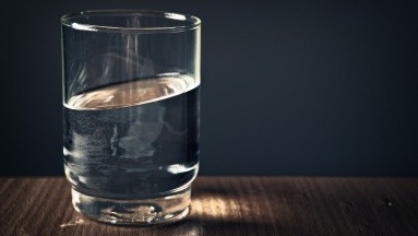 Por qué tomar agua justo antes de irte a dormir no es tan bueno para la salud