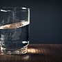 Por qué tomar agua justo antes de irte a dormir no es tan bueno para la salud