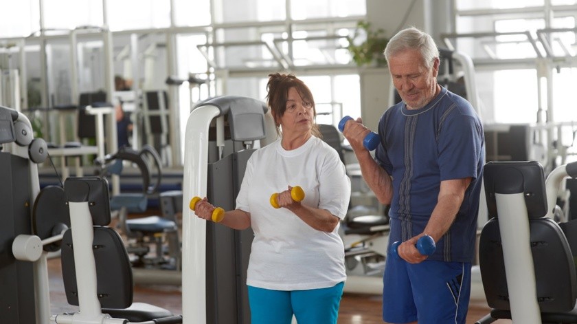 El ejercicio puede ayudar a prevenir una fractura de cadera.(Cortesía)