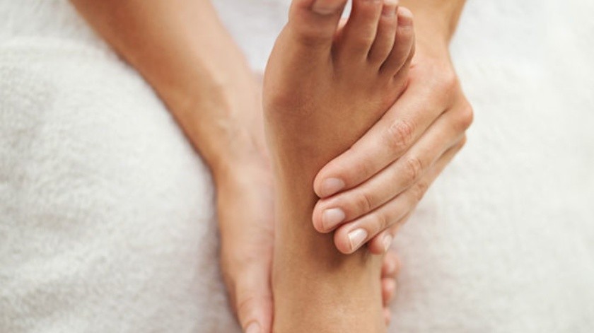Algunos de los que hacen reflexología utilizan cremas o aceites en los pies.(Cleveland Clinic.)