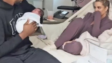 Khloé Kardashian presenta a su segundo hijo que nació por vientre de alquiler