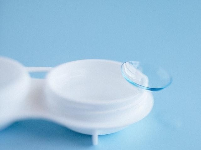 Bañarte con los lentes de contacto reutilizables aumenta infecciones