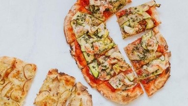 Aprende a preparar una pizza de verduras frescas