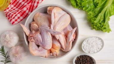 Prepara caldo de huesos de pollo, una fuente natural de colágeno