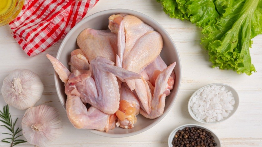 Los huesos del pollo pueden servir para prepara caldo.(Freepik)