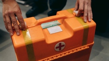 Médico revela tres cosas que nunca debes hacer al realizar primeros auxilios