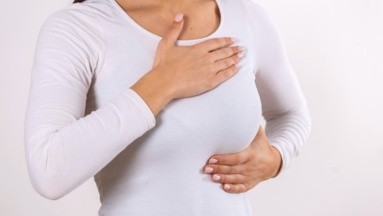 Tener mamas densas puede ocultar un tumor cancerígeno