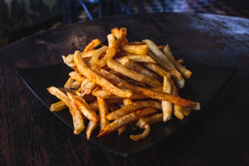  Un estudio encontró relación entre el consumo frecuente de alimentos fritos, como las papas, con un mayor riesgo de depresión y ansiedad. Foto: Archivo
