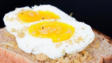 Alimentos ricos en colesterol que debemos evitar y los que podemos comer con moderación